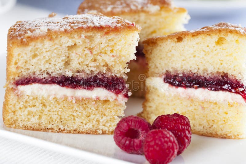 Biskuitkuchen und Himbeeren lizenzfreie stockfotografie Biskuitkuchen und Himbeeren lizenzfreie stockfotografie