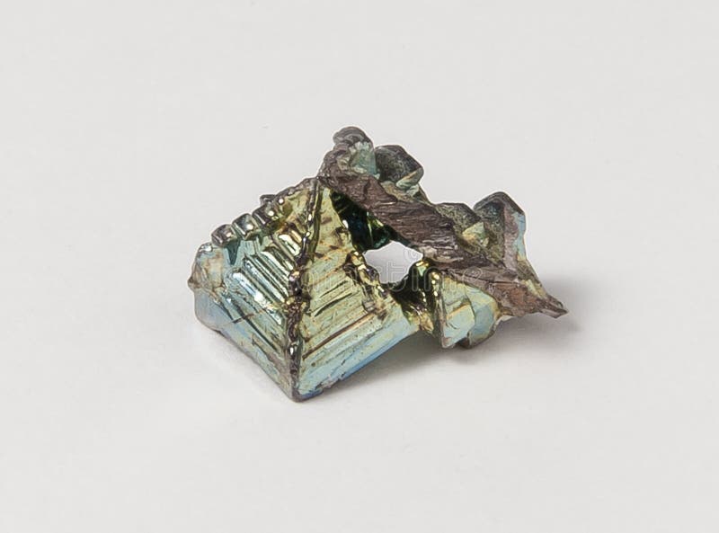 Bismuth de minerai sur le fond blanc image libre de droits Bismuth de minerai sur le fond blanc image libre de droits