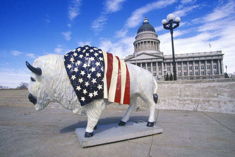 Bisonte dipinto con la bandiera americana, progetto di arte della Comunità, olimpiadi invernali, capitol dello stato, Salt Lake C fotografia stock libera da diritti Bisonte dipinto con la bandiera americana, progetto di arte della Comunità, olimpiadi invernali, capitol dello stato, Salt Lake C fotografia stock libera da diritti