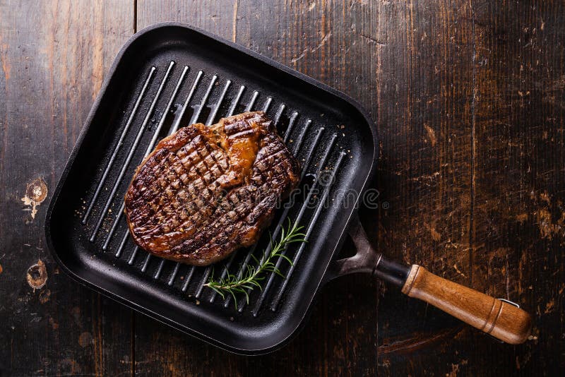 Bistecca arrostita Ribeye sulla leccarda immagini stock Bistecca arrostita Ribeye sulla leccarda immagini stock