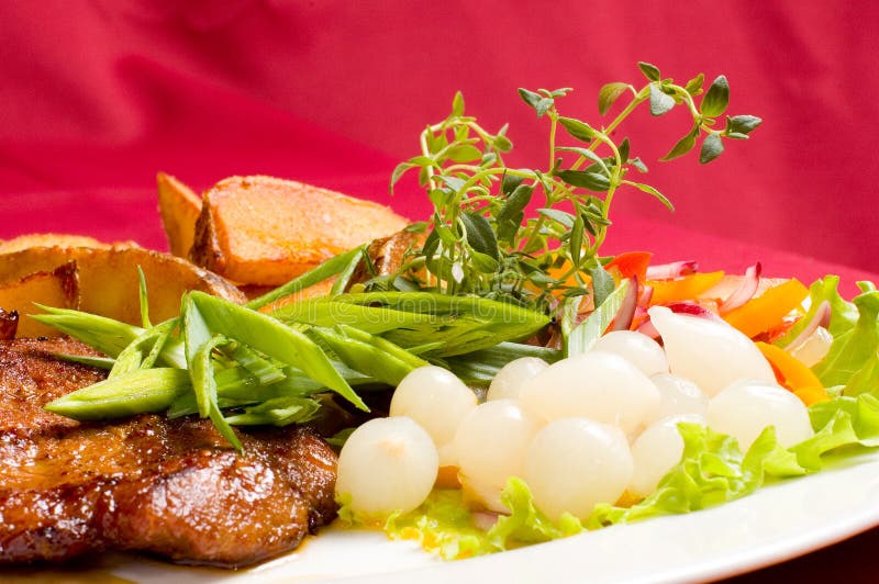Bistecca del porco con le patate cotte fotografia stock Bistecca del porco con le patate cotte fotografia stock