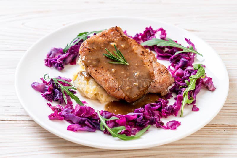 bistecca della carne di maiale con cavolo rosso e le pur? di patate fotografia stock bistecca della carne di maiale con cavolo rosso e le pur? di patate fotografia stock