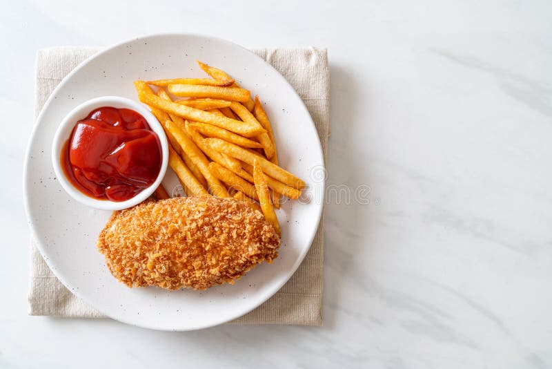 Bistecca di filetto di pollo fritto con patatine fritte e ketchup