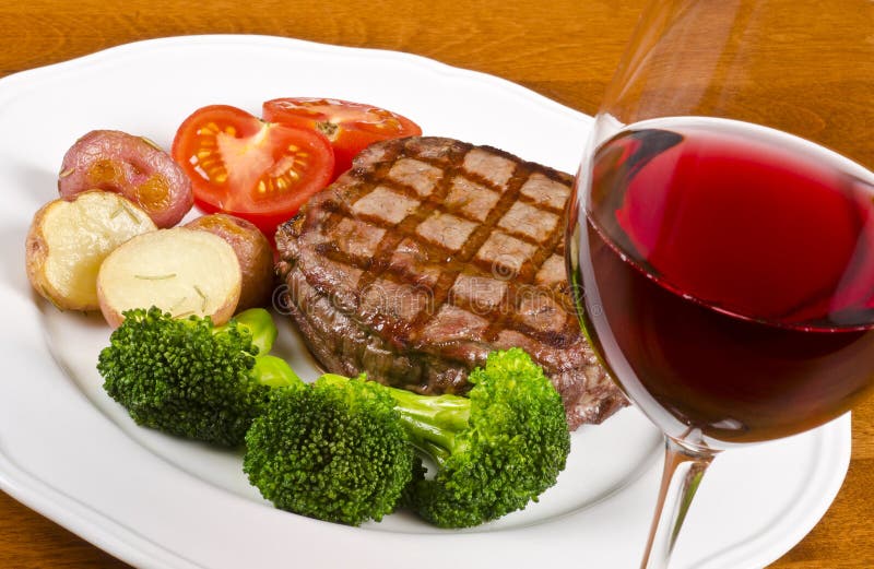 Bistecca di manzo arrostita col barbecue e un vetro di vino rosso #2 fotografia stock libera da diritti Bistecca di manzo arrostita col barbecue e un vetro di vino rosso #2 fotografia stock libera da diritti