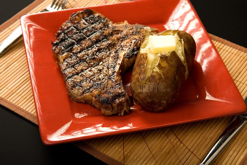 Bistecca e patata cotta fotografia stock libera da diritti Bistecca e patata cotta fotografia stock libera da diritti