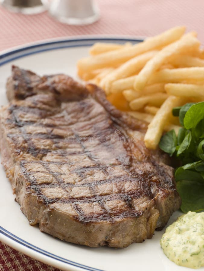 Bistecca Frite con crescione e la salsa di Barnaise fotografie stock libere da diritti Bistecca Frite con crescione e la salsa di Barnaise fotografie stock libere da diritti