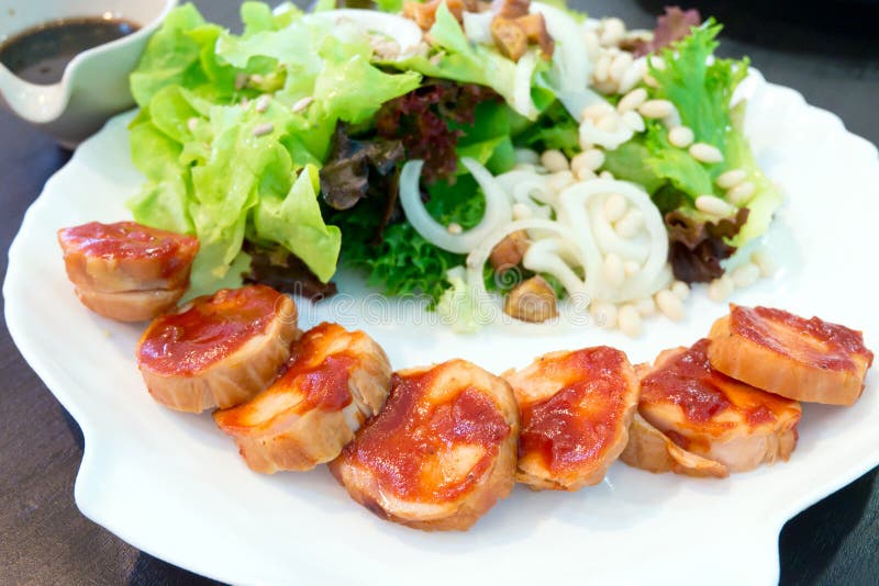 Bistecche del barbecue del pollo con insalata immagine stock libera da diritti