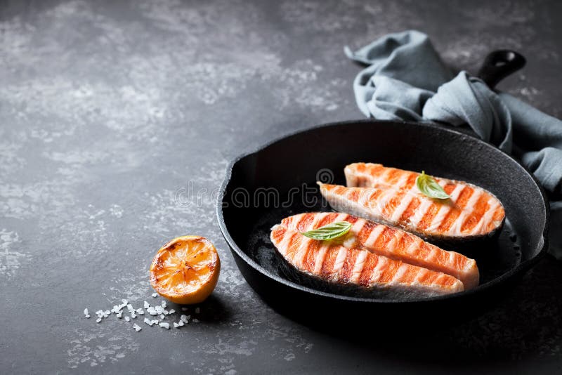 Bistecche di color salmone cotte fotografia stock libera da diritti Bistecche di color salmone cotte fotografia stock libera da diritti