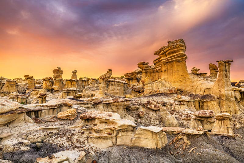 Bisti Badlands, New Mexico, USA hoodoo rock immagine stock Bisti Badlands, New Mexico, USA hoodoo rock immagine stock
