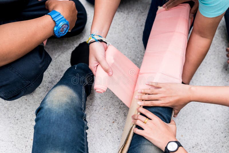Bistå först utbildningsklassrumet, försöker studenter att spjälka benet av en tålmodig benbrotthändelse för ` s med papp och elas royaltyfri foto Bistå först utbildningsklassrumet, försöker studenter att spjälka benet av en tålmodig benbrotthändelse för ` s med papp och elas royaltyfri foto