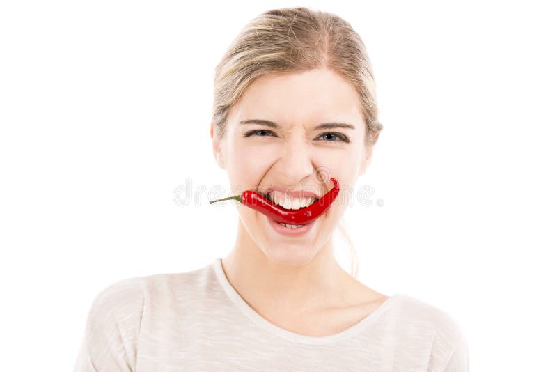Bita en peppar för röd chili arkivbild