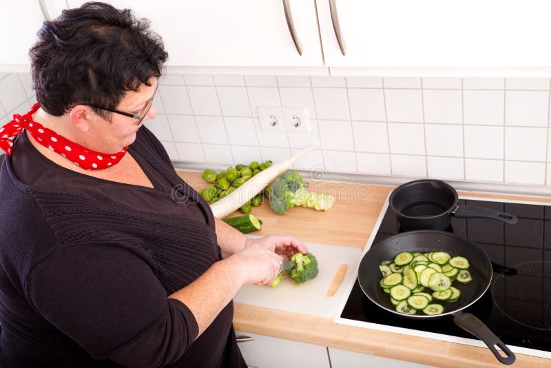 Bitande grönsaker för kvinna arkivfoto