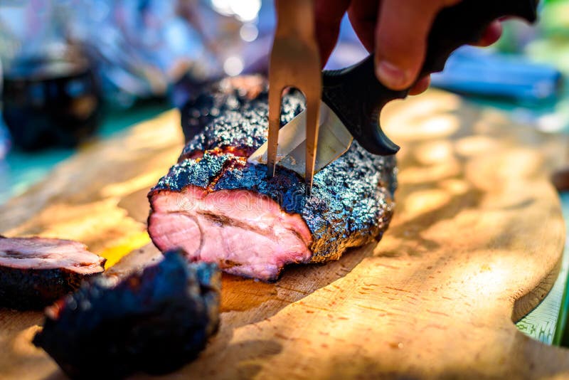 Bitande läckert kött för griskött för steknötkött från långsam matlagningrökare arkivbilder Bitande läckert kött för griskött för steknötkött från långsam matlagningrökare arkivbilder