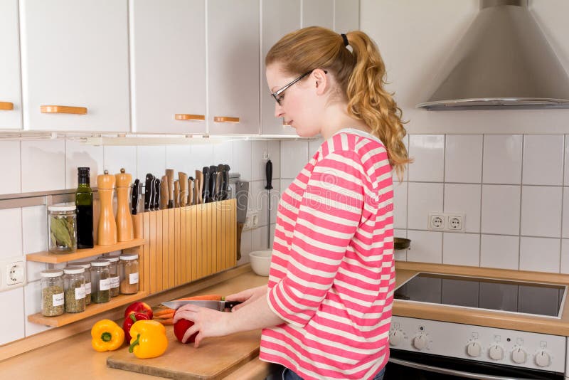 Bitande spanska peppar för ung kvinna arkivfoton Bitande spanska peppar för ung kvinna arkivfoton