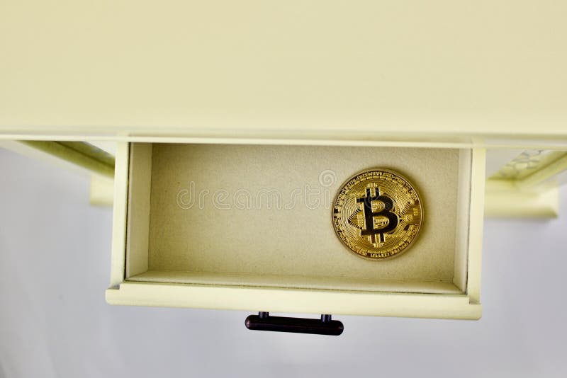 Bitcoin badania lekarskiego moneta w kreślarzie obraz royalty free Bitcoin badania lekarskiego moneta w kreślarzie obraz royalty free