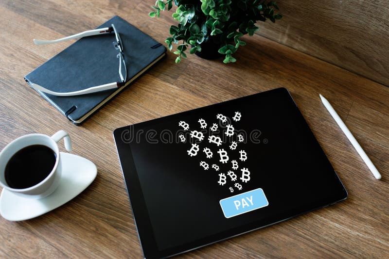 Bitcoin betalning som accepteras p? apparatsk?rmen, cryptocurrency, blockchain arkivbild Bitcoin betalning som accepteras p? apparatsk?rmen, cryptocurrency, blockchain arkivbild