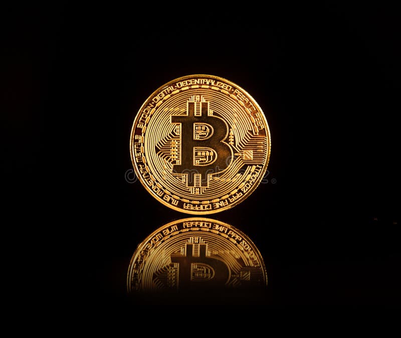 Bitcoin BTC nuevo Internet virtual Cryptocurrency aislado encendido. Bitcoin BTC nuevo Internet virtual Cryptocurrency aislado en fondo negro Concepto de moneda futura