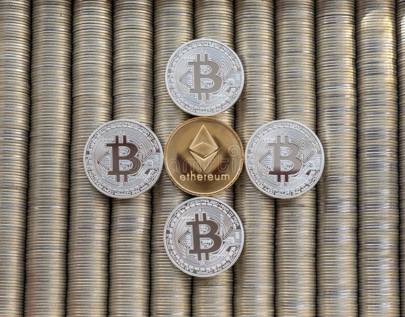 Bitcoin cripto d'argento BTC Ethereum ETH delle monete Le monete del metallo sono presentate l'un l'altro in un fondo regolare, v fotografia stock
