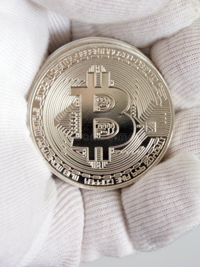 Bitcoin Cripto Di Valuta A Disposizione In Guanto Bianco Fotografia Stock - Immagine di ...