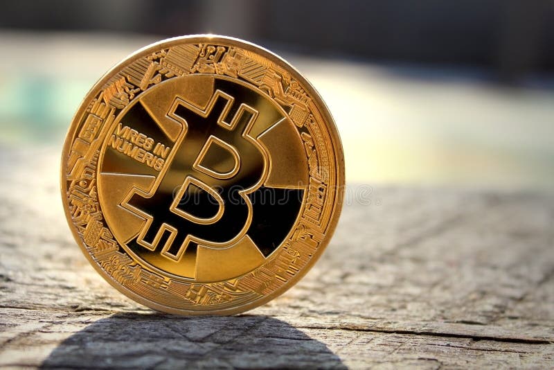 Bitcoin Cryptocurrency-mynt Shining Coin BTC på en Wood royaltyfria bilder