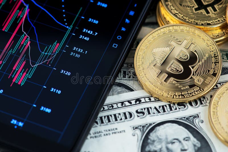 Bitcoin cryptocurrency och sedlar av en US dollar bredvid diagram för mobiltelefonvisningljusstake royaltyfri foto