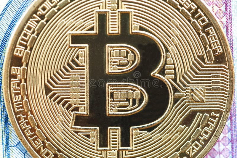 Bitcoin Cryptocurrency złocista moneta zamknięta w górę microcircuits obraz royalty free Bitcoin Cryptocurrency złocista moneta zamknięta w górę microcircuits obraz royalty free