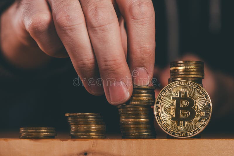 Bitcoin cryptocurrencygruvarbetare som staplar BTC-mynt royaltyfria foton