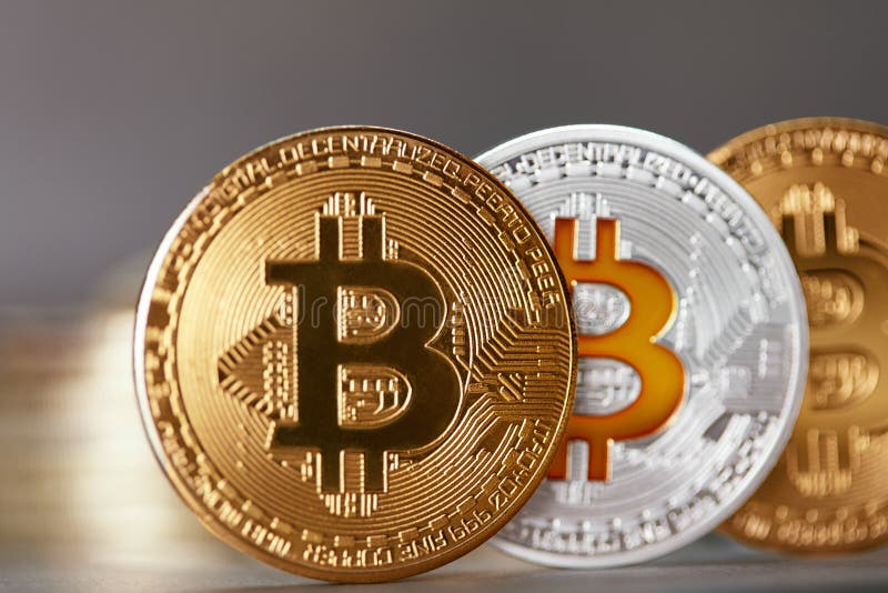 Bitcoin cryptocurrencymynt Faktiska pengar på tabellslut upp royaltyfri bild
