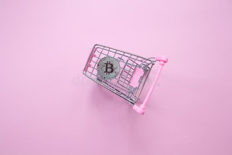 Bitcoin d'argento in carrello su un fondo rosa millenario Vista superiore minimalism Orientamento orizzontale Disposizione piana fotografia stock libera da diritti Bitcoin d'argento in carrello su un fondo rosa millenario Vista superiore minimalism Orientamento orizzontale Disposizione piana fotografia stock libera da diritti