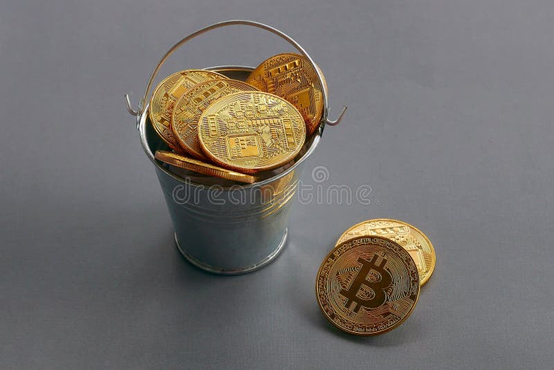 Bitcoin d'or de reproduction avec la pile sur le fond gris Concept d'affaires et de finances photo stock Bitcoin d'or de reproduction avec la pile sur le fond gris Concept d'affaires et de finances photo stock