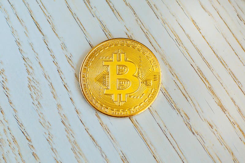 Bitcoin d'or sur le fond en bois blanc Crypto devise de Bitcoin, technologie de Blockchain, argent numérique photos libres de droits Bitcoin d'or sur le fond en bois blanc Crypto devise de Bitcoin, technologie de Blockchain, argent numérique photos libres de droits