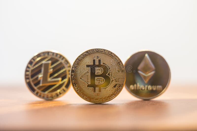 Bitcoin de Cryptocurrency, litecoin, cannette de fil blanche de fond d'ethereum image stock Bitcoin de Cryptocurrency, litecoin, cannette de fil blanche de fond d'ethereum image stock