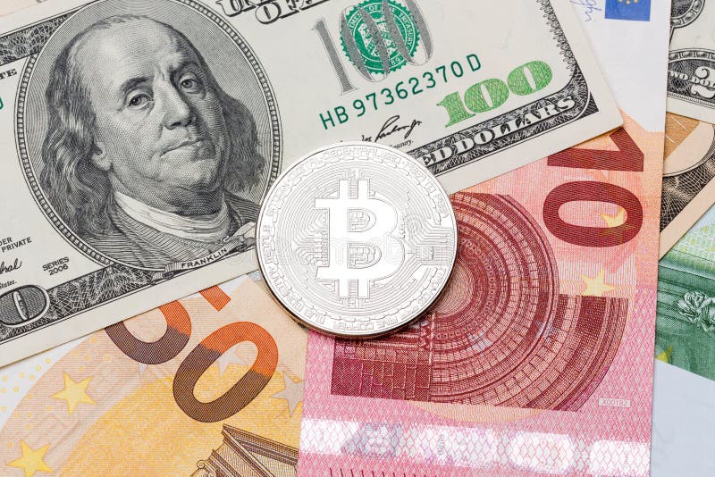 Bitcoin de plata en euros y fondo del dólar fotos de archivo libres de regalías Bitcoin de plata en euros y fondo del dólar fotos de archivo libres de regalías