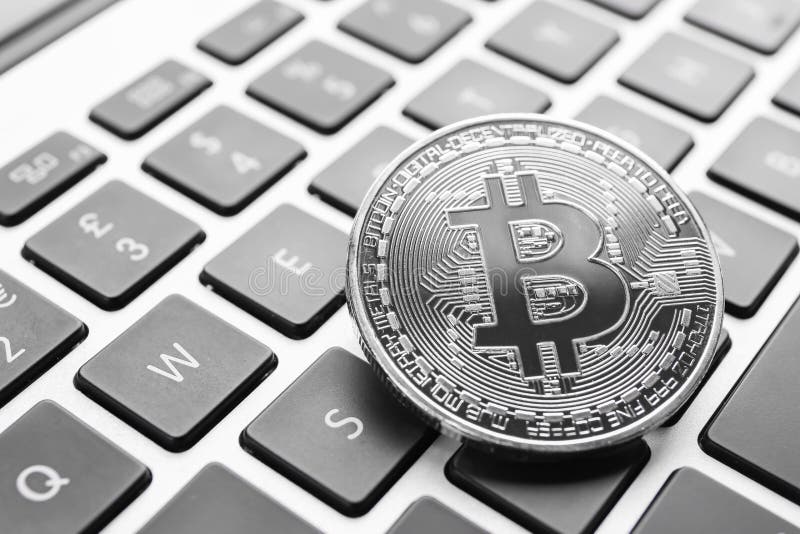 Bitcoin de prata no teclado do PC imagens de stock royalty free Bitcoin de prata no teclado do PC imagens de stock royalty free