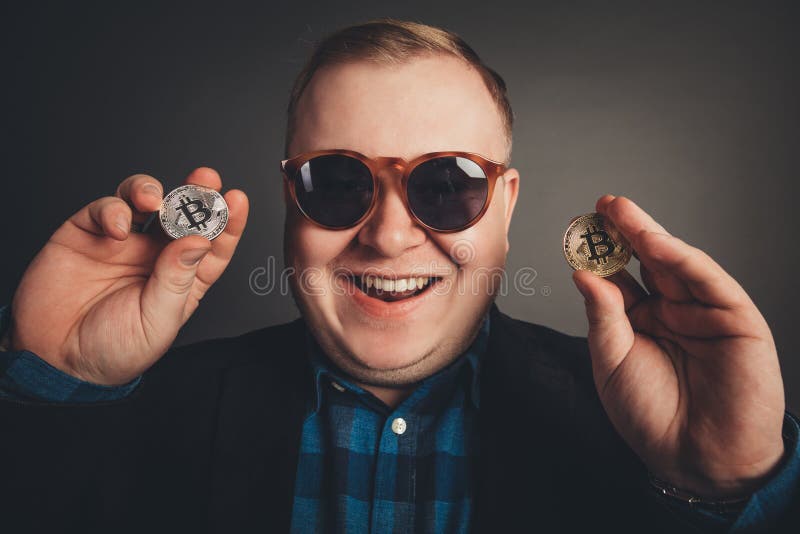 Bitcoin in der fetten Geschäftsmannhand, Digitall-Symbol der neuen virtuellen Währung lizenzfreies stockbild Bitcoin in der fetten Geschäftsmannhand, Digitall-Symbol der neuen virtuellen Währung lizenzfreies stockbild
