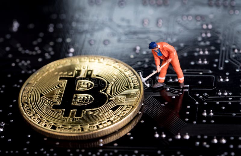 Bitcoin die miniatuurarbeider, klein het houweeldi ontginnen van de cijferholding stock fotografie Bitcoin die miniatuurarbeider, klein het houweeldi ontginnen van de cijferholding stock fotografie
