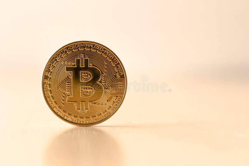 Bitcoin dorato sulla tavola con una superficie riflettente di bitcoin, c fotografia stock Bitcoin dorato sulla tavola con una superficie riflettente di bitcoin, c fotografia stock