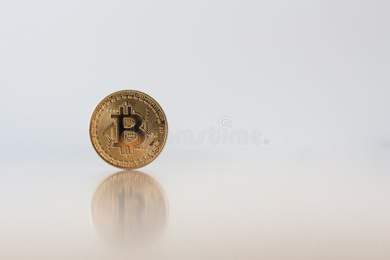 Bitcoin dorato sulla tavola con una superficie riflettente di bitcoin, c immagine stock libera da diritti Bitcoin dorato sulla tavola con una superficie riflettente di bitcoin, c immagine stock libera da diritti