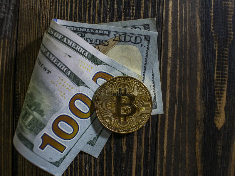Bitcoin dourado em d?lares americanos Close-up da moeda de Digitas em um fundo de madeira Moedas reais do bitcoin em c?dulas de c fotos de stock Bitcoin dourado em d?lares americanos Close-up da moeda de Digitas em um fundo de madeira Moedas reais do bitcoin em c?dulas de c fotos de stock