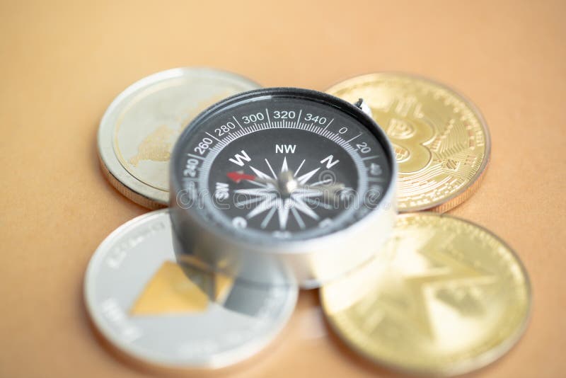 Bitcoin e altcoin con la bussola fotografia stock