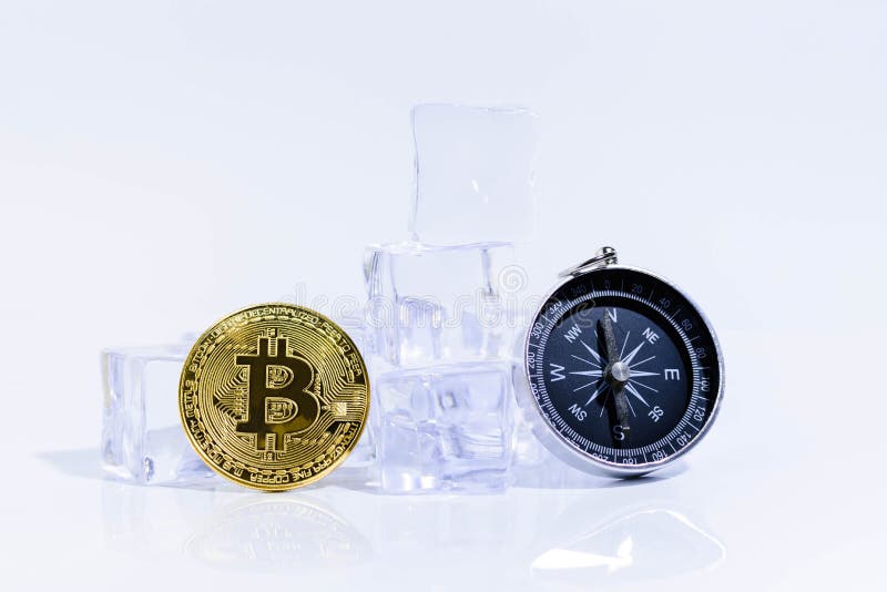 Bitcoin e bussola sulla roccia del ghiaccio immagine stock libera da diritti