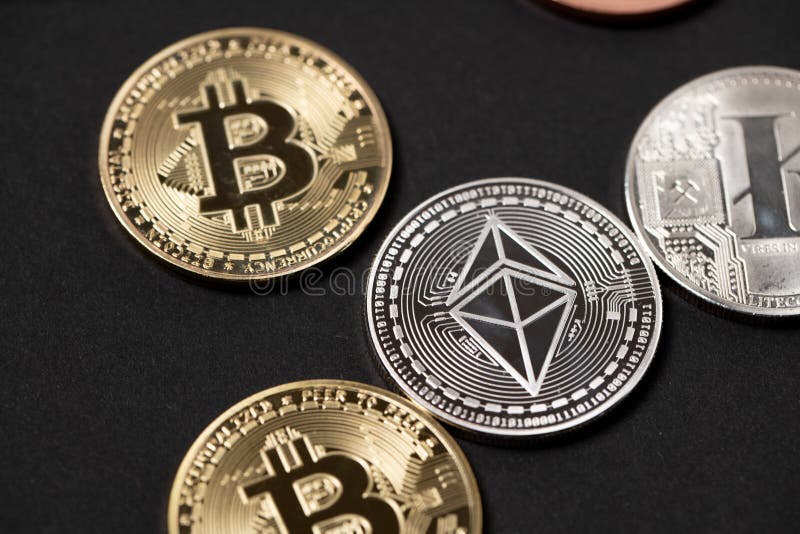 Bitcoin e criptocurraria di etero. concetto di moneta digitale. gettoni btc e eth. simbolo delle monete d'argento e d'oro per la c immagini stock