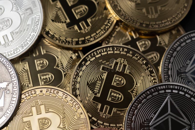 Bitcoin e criptocurraria di etero. concetto di moneta digitale. gettoni btc e eth. simbolo delle monete d'argento e d'oro per la c fotografie stock