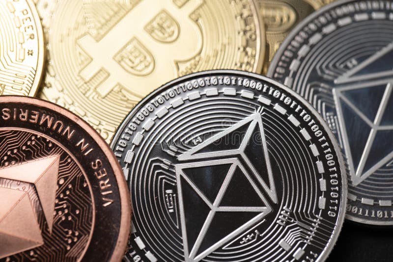 Bitcoin e criptocurraria di etero. concetto di moneta digitale. gettoni btc e eth. simbolo delle monete d'argento e d'oro per la c immagini stock