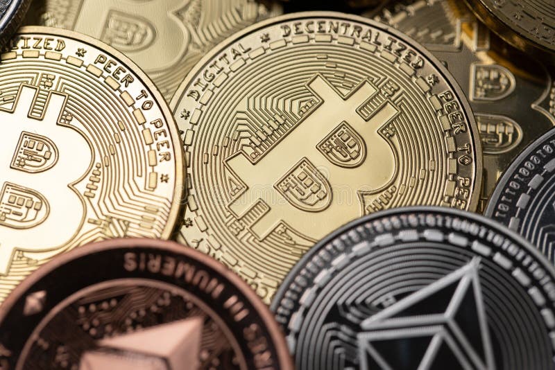 Bitcoin e criptocurraria di etero. concetto di moneta digitale. gettoni btc e eth. simbolo delle monete d'argento e d'oro per la c immagini stock