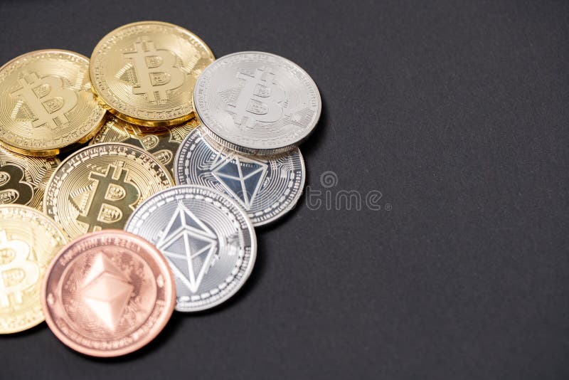 Bitcoin e criptocurraria di etero. concetto di moneta digitale. gettoni btc e eth. simbolo delle monete d'argento e d'oro per la c immagine stock