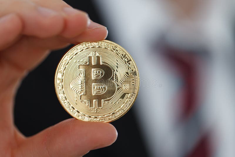 Bitcoin en la mano fotografía de archivo libre de regalías Bitcoin en la mano fotografía de archivo libre de regalías