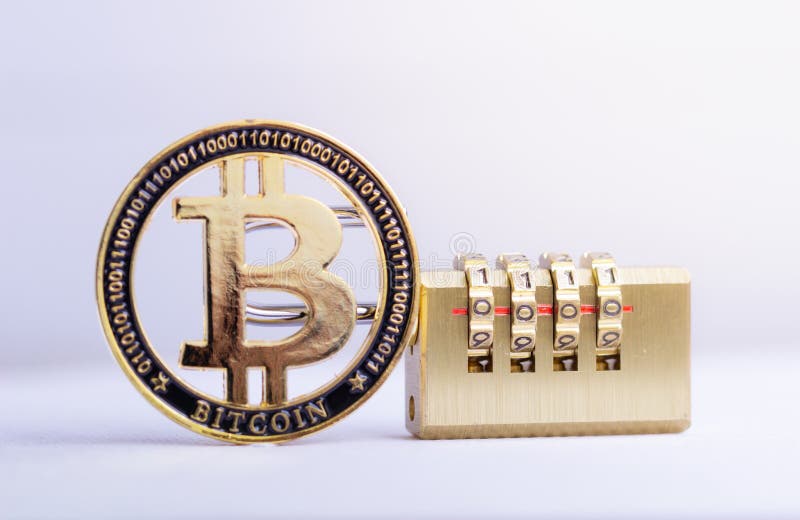 Bitcoin gouden muntstuk met hangslot die op witte achtergrond liggen Bitcoinveiligheid stock foto Bitcoin gouden muntstuk met hangslot die op witte achtergrond liggen Bitcoinveiligheid stock foto