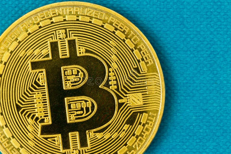 Bitcoin guld- mynt i närbild royaltyfri fotografi Bitcoin guld- mynt i närbild royaltyfri fotografi