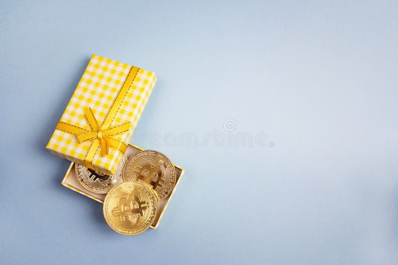 Bitcoin invente dans le boîte-cadeau jaune sur le fond bleu Copiez l'espace image libre de droits Bitcoin invente dans le boîte-cadeau jaune sur le fond bleu Copiez l'espace image libre de droits